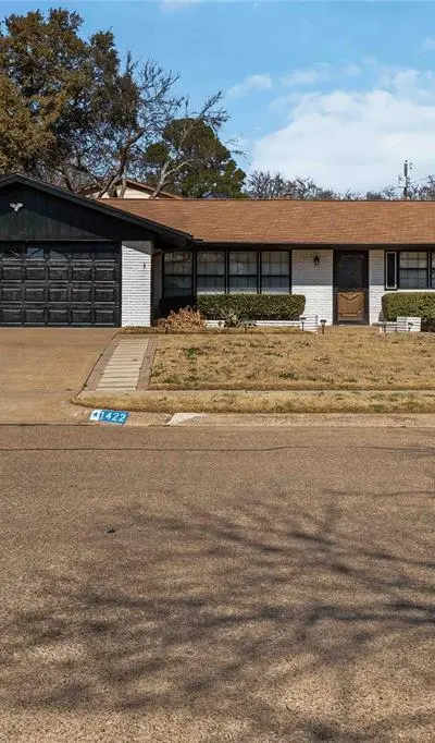 1422 Glenwick Lane, Irving TX 75060