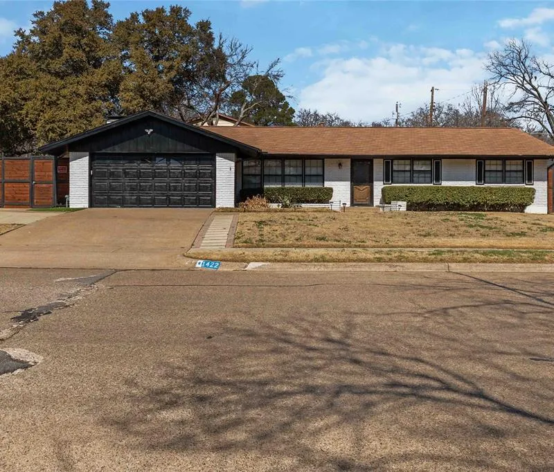 1422 Glenwick Lane, Irving TX 75060