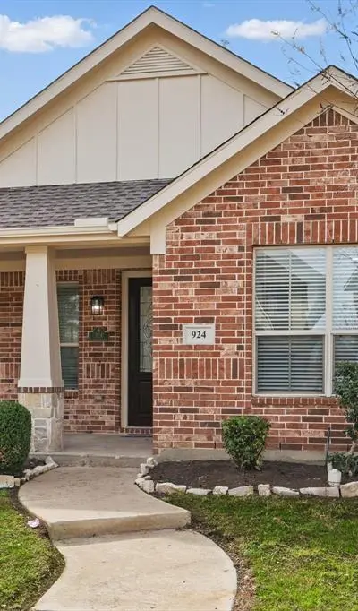 924 Charleston Lane, Savannah TX 76227