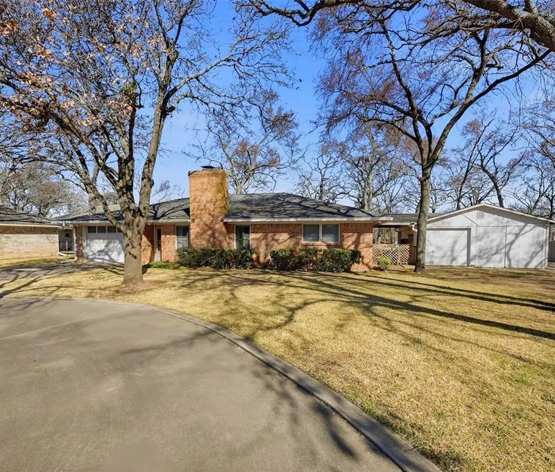 209 Modoc Trail, Lake Kiowa TX 76240