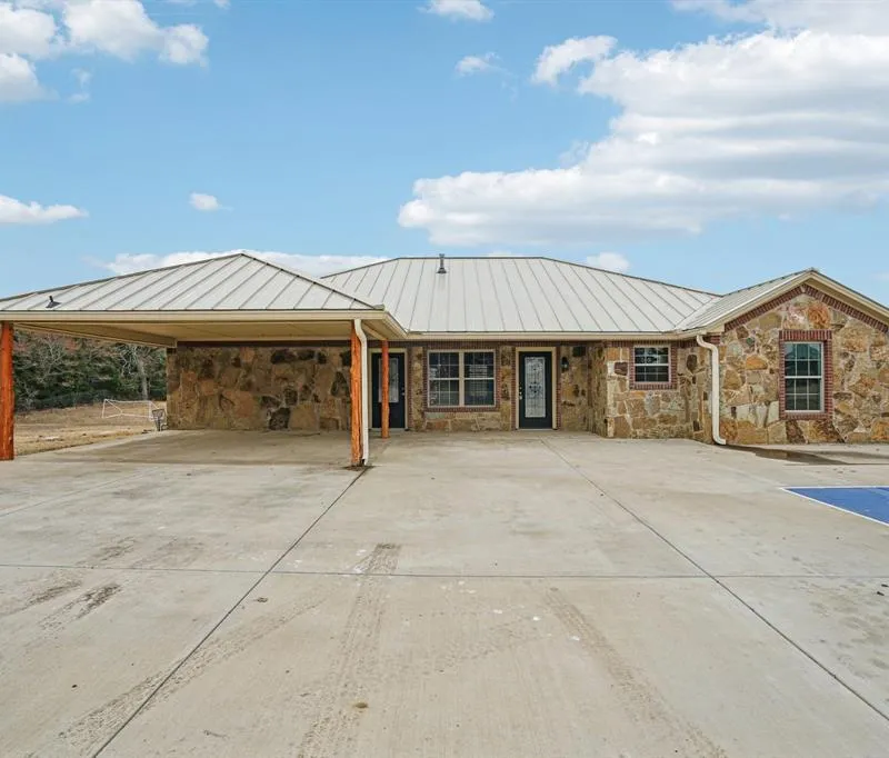 718 County Road 232, Collinsville TX 76233
