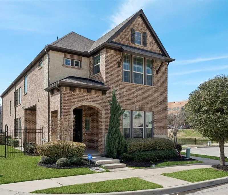 648 Courtyard Lane, Irving TX 75039