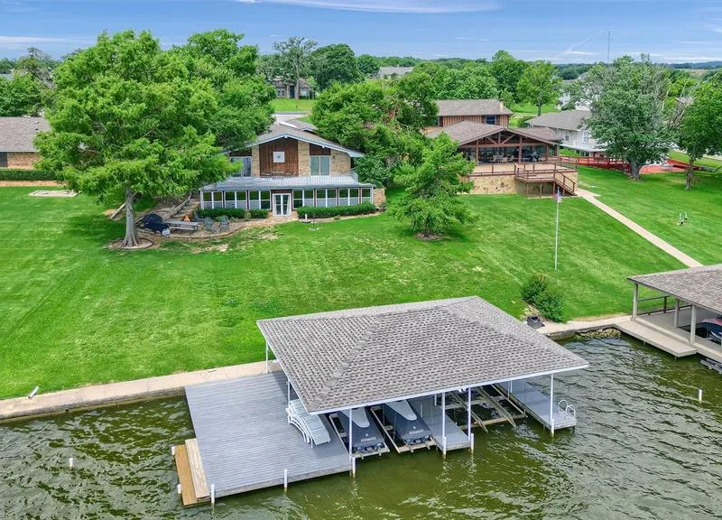 105 Cheyenne Drive, Lake Kiowa TX 76240