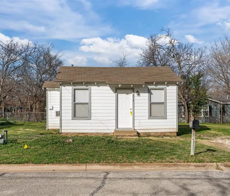 313 Hallvale Drive, White Settlement TX 76108