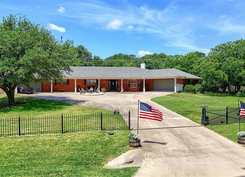 1246 Kiowa Drive W, Lake Kiowa TX 76240