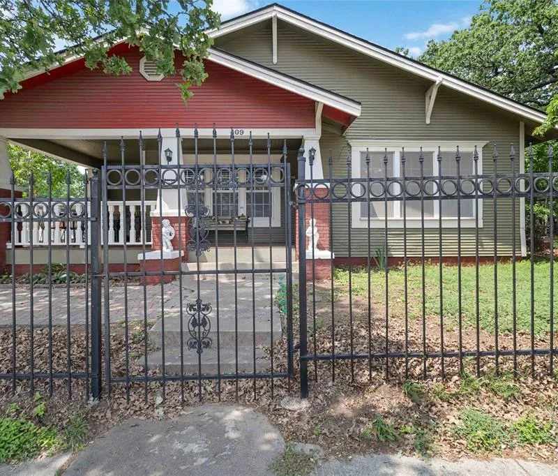 409 N Sylvania Avenue, Fort Worth TX 76111