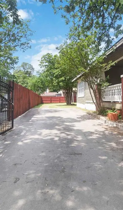 409 N Sylvania Avenue, Fort Worth TX 76111 - Photo 4