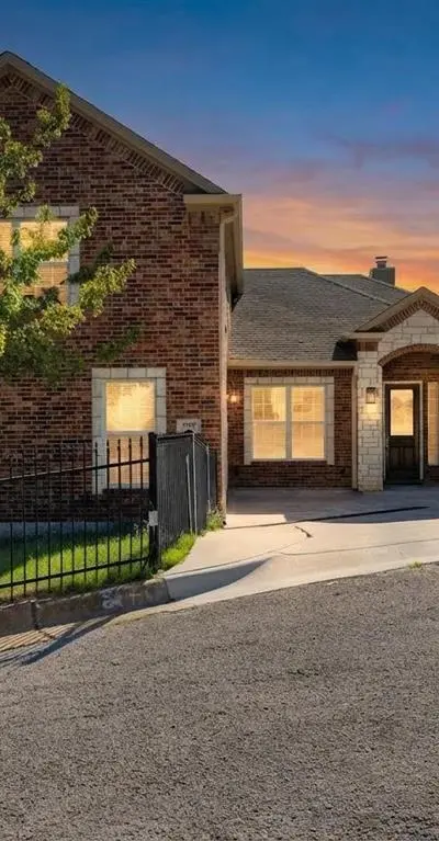 2700 Refugio Avenue, Fort Worth TX 76164 - Photo 2