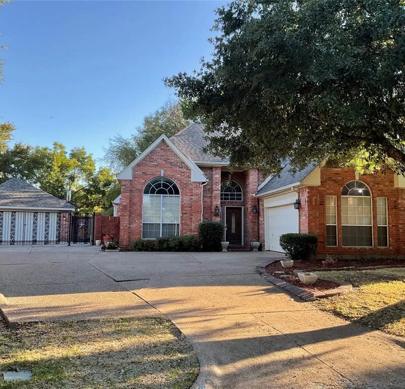 2102 Hunter Place Lane, Arlington TX 76006