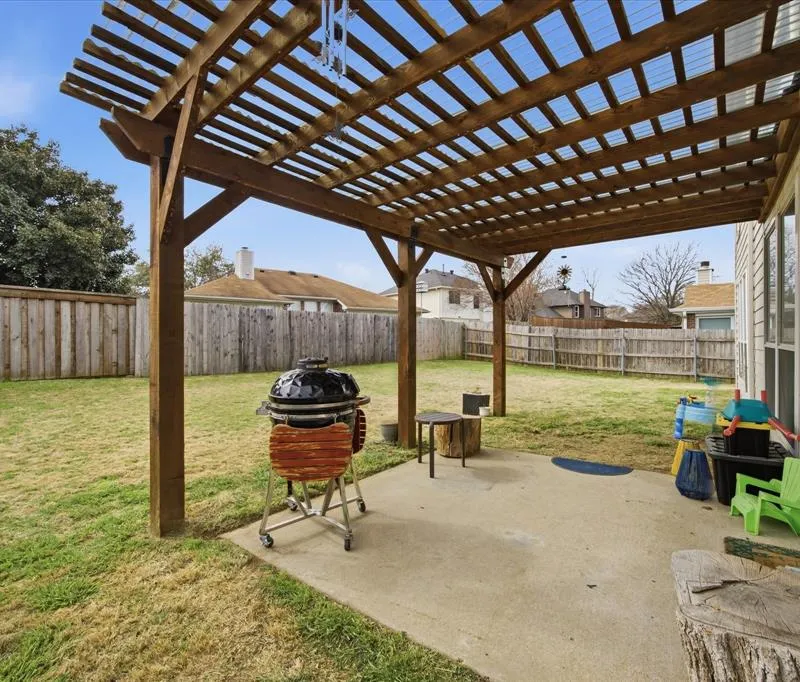 322 Sweet Leaf Lane, Lake Dallas TX 75065
