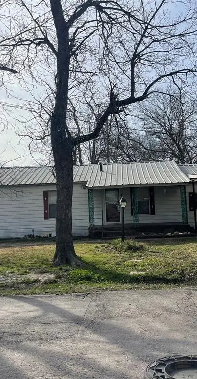 406 S Austin Street, Wolfe City TX 75496