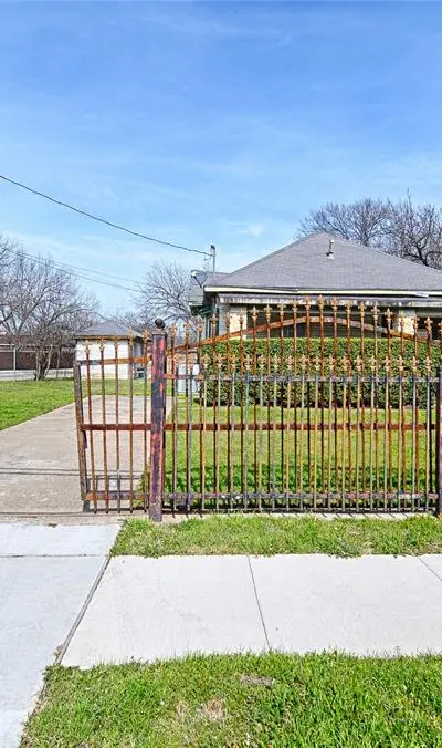 2457 Glenfield Avenue, Dallas TX 75233 - Photo 3