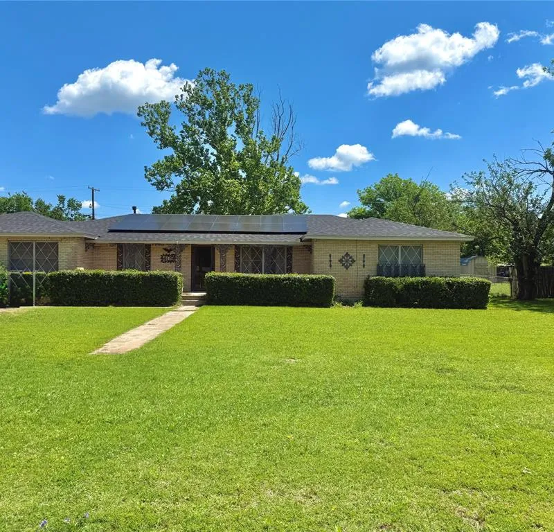 409 10th, Nocona TX 76255