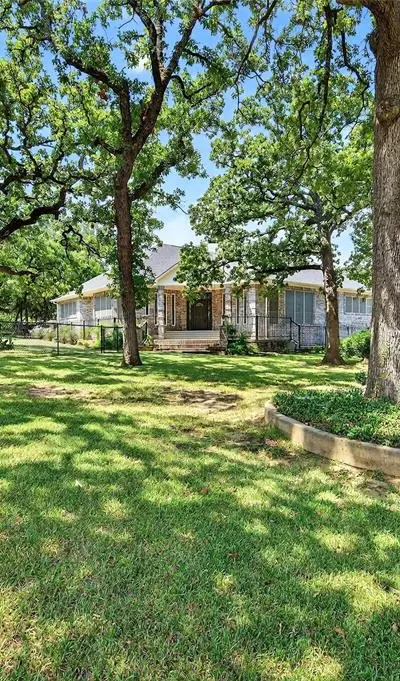 102 Santee Drive, Lake Kiowa TX 76240