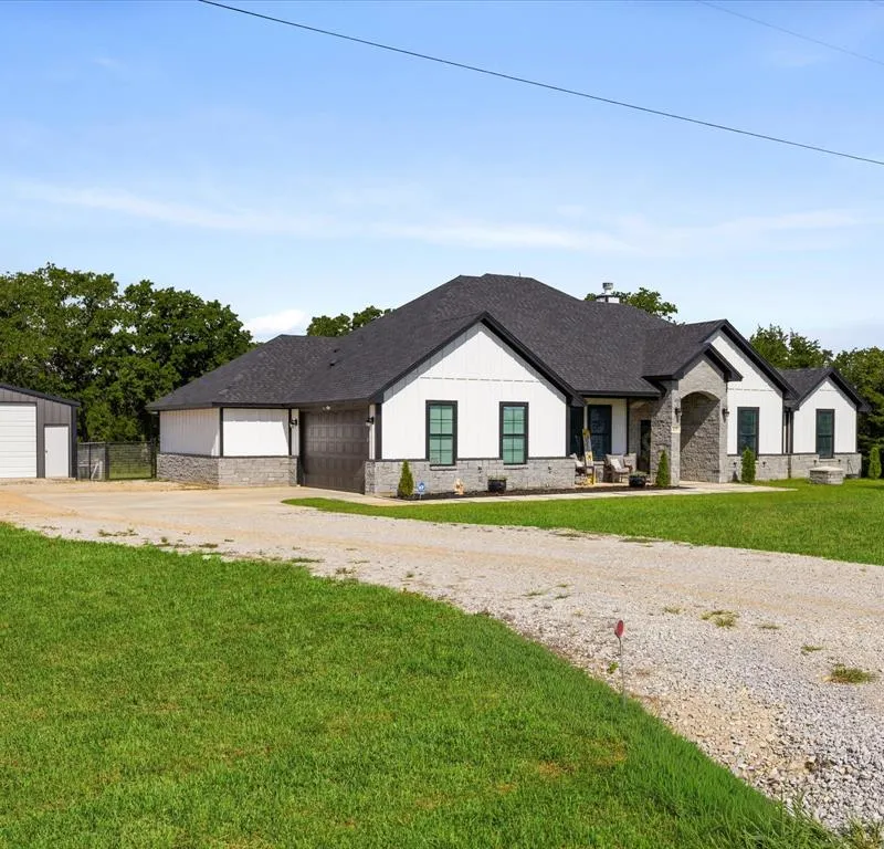 117 Coyote Cave Lane, Alvord TX 76225