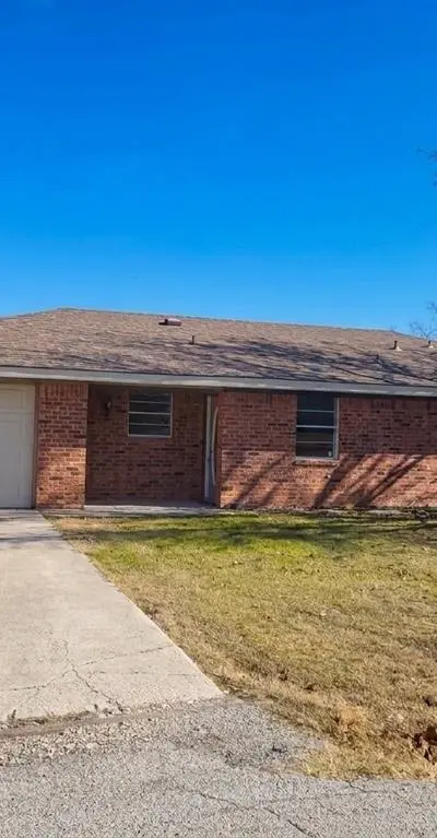 305 Sierra Vista Drive, Chico TX 76431