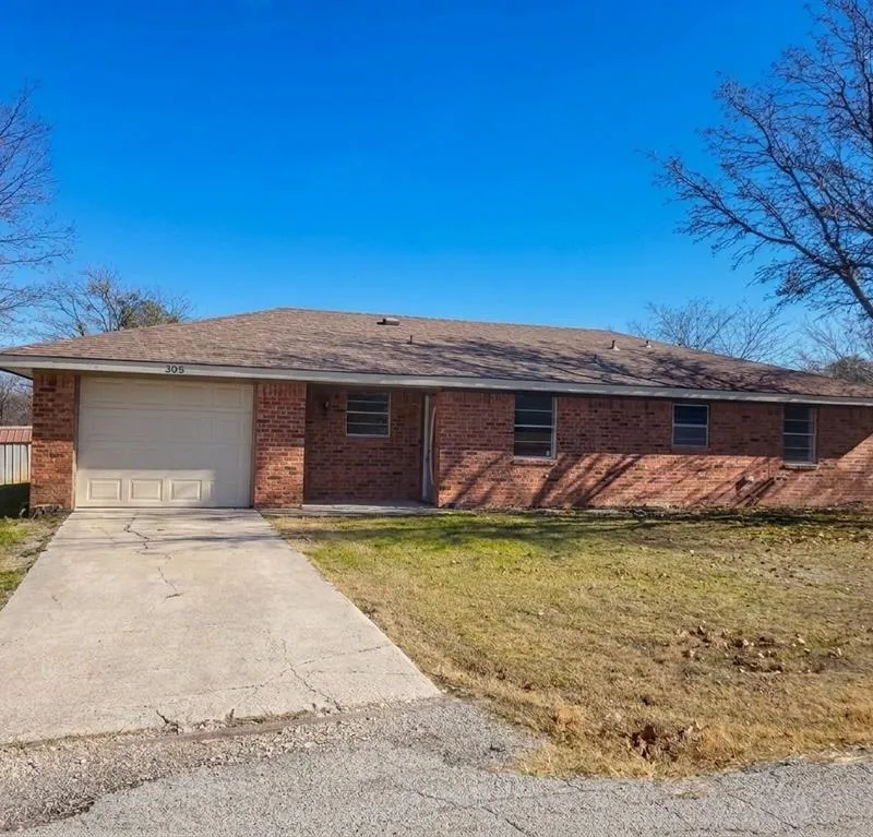 305 Sierra Vista Drive, Chico TX 76431