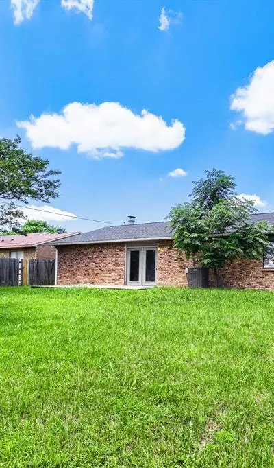 804 Netherland Drive, Arlington TX 76017 - Photo 2