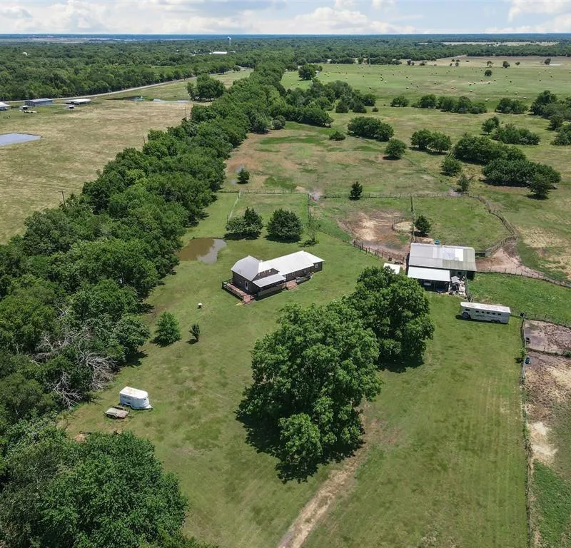 901 County Road 3925, Wolfe City TX 75496