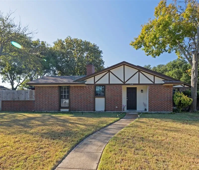 710 Waynelee Drive, Lancaster TX 75146