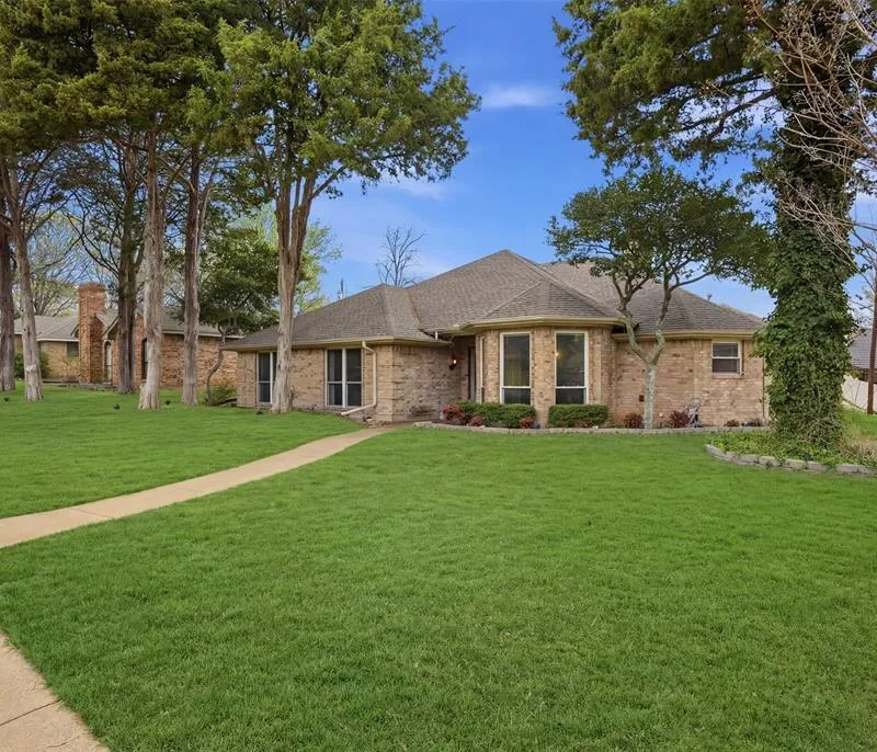 411 Whispering Hills Drive, Duncanville TX 75137