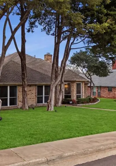 411 Whispering Hills Drive, Duncanville TX 75137 - Photo 2