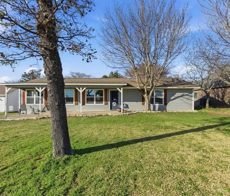 143 Mohave Drive E, Lake Kiowa TX 76240