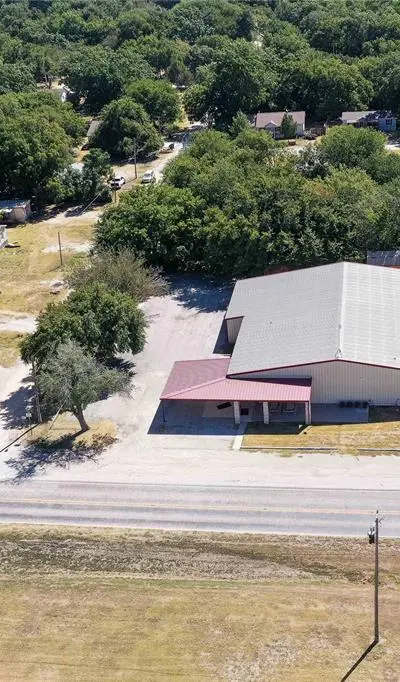 205 N Davis Street, Chico TX 76431 - Photo 2