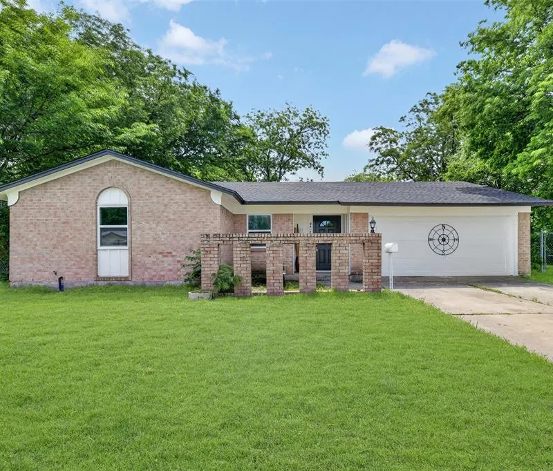 6412 Embassy Drive, Forest Hill TX 76119