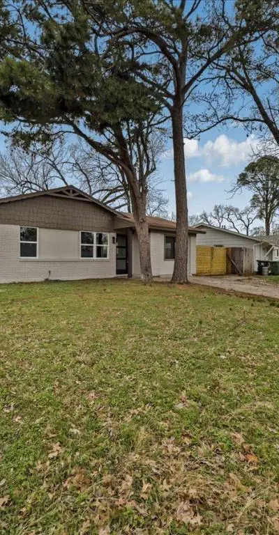 802 Nl Robinson Drive, Arlington TX 76011 - Photo 2