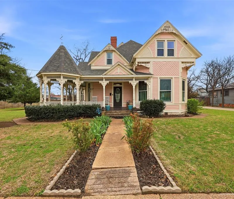 306 E Tarrant Street, Bowie TX 76230