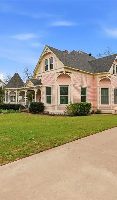 306 E Tarrant Street, Bowie TX 76230 - Photo 2