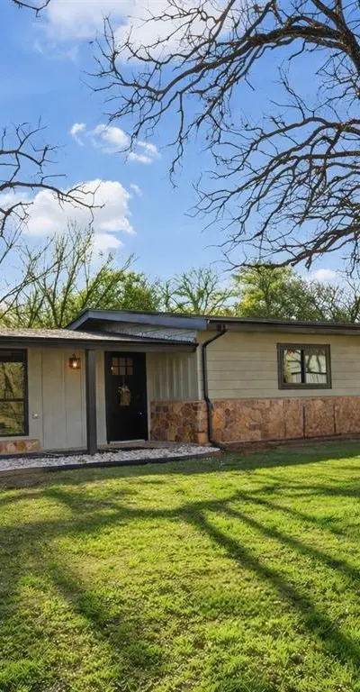 1006 NEWELL Drive, Hudson Oaks TX 76087 - Photo 2