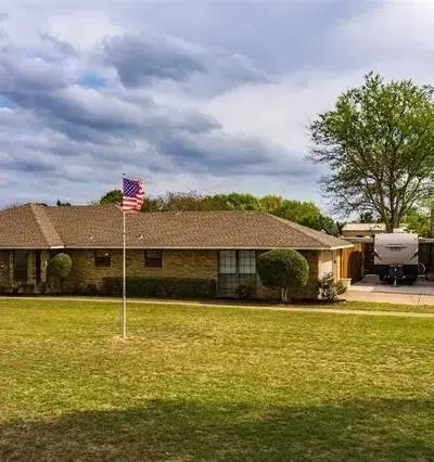 200 Red Oak Creek Drive, Oak Leaf TX 75154