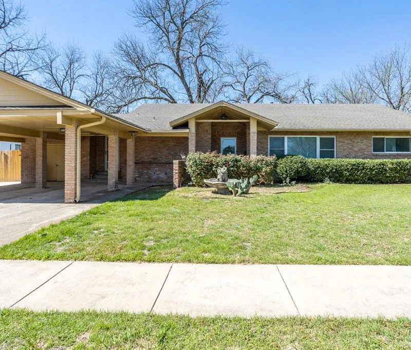 411 S CENTRE Lane, Lancaster TX 75146