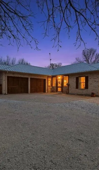 185 Silver Lakes Drive, Sunset TX 76270