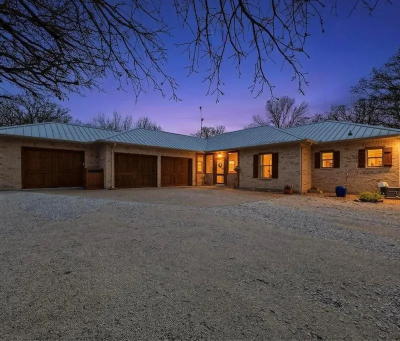 185 Silver Lakes Drive, Sunset TX 76270