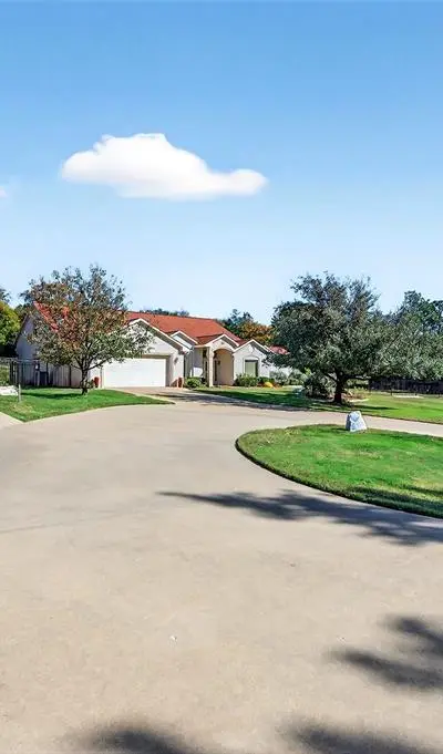 200 Cayuga Trail, Lake Kiowa TX 76240 - Photo 2