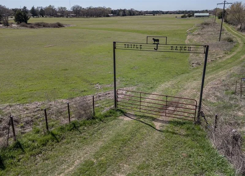 267 County Road 2150, Telephone TX 75446