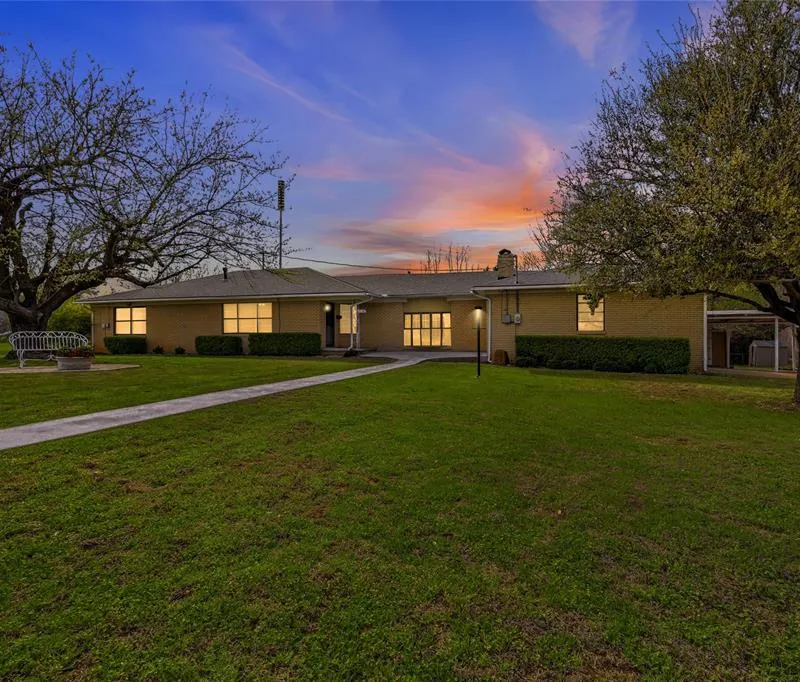 1106 Central Avenue, Bowie TX 76230