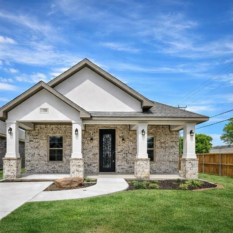 1102 Fort Worth Street, Grand Prairie TX 75050