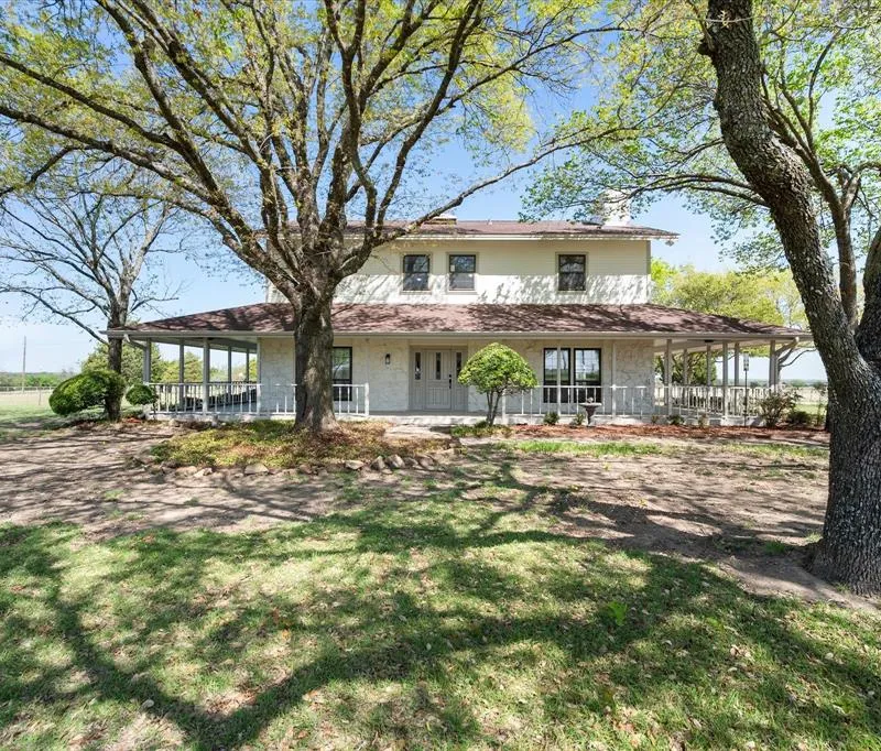 1105 E Highland Road, Oak Leaf TX 75154