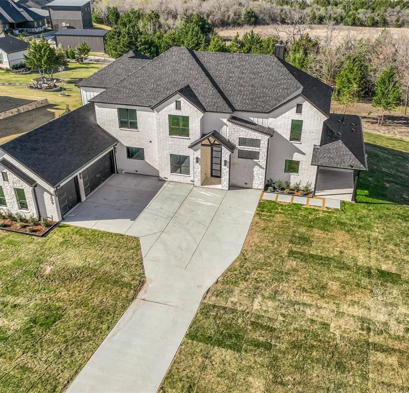 209 Avery Lane, Gunter TX 75058