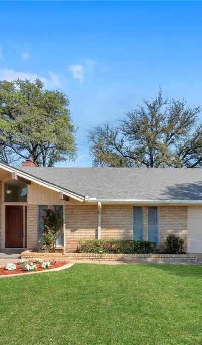 224 Plainview Drive, Hurst TX 76054 - Photo 2