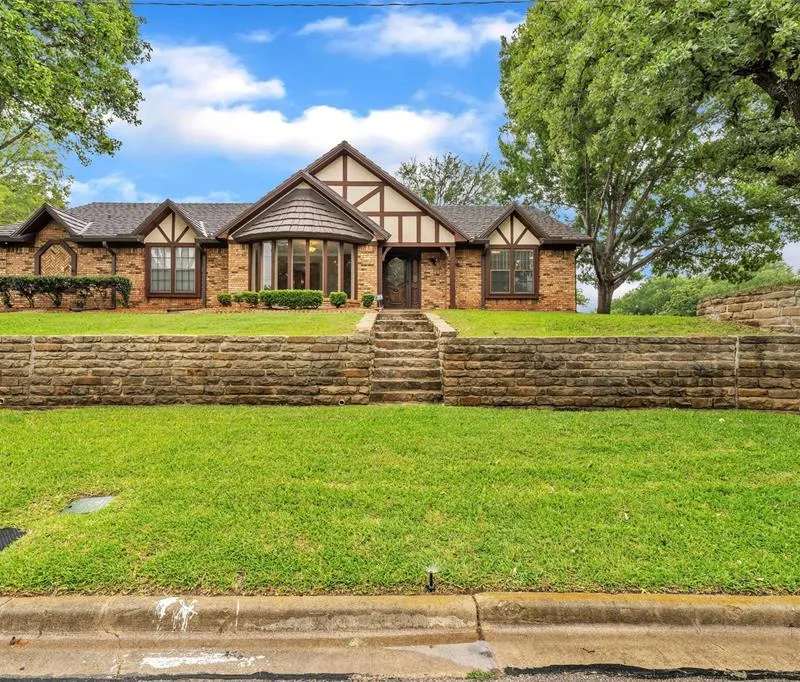 2241 Mountainview Drive, Hurst TX 76054