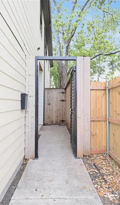 1007 Mount Auburn Avenue, Dallas TX 75223 - Photo 2