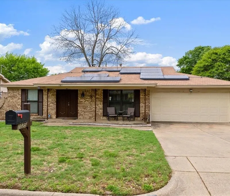 1025 Livingston Drive, Hurst TX 76053