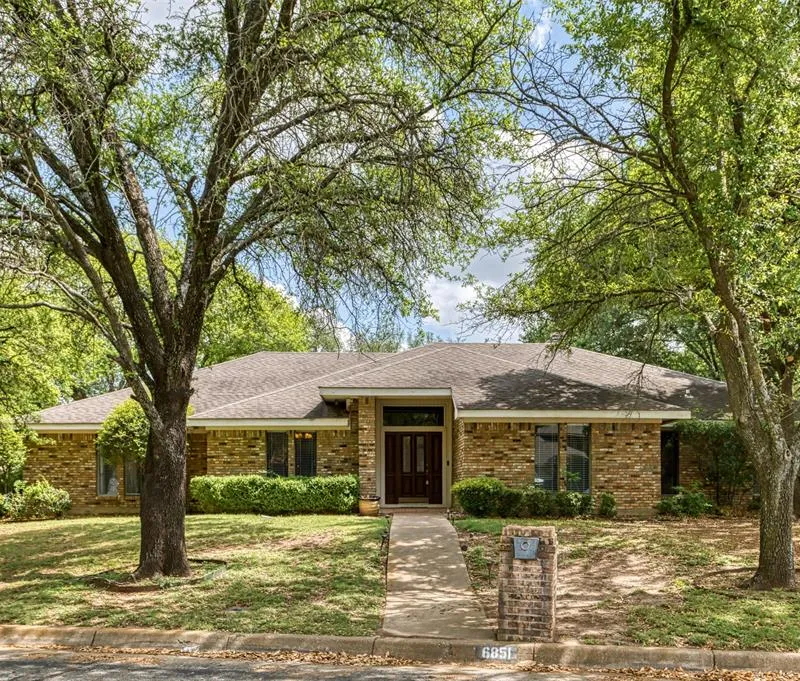 6851 Shorecrest Court, Fort Worth TX 76132