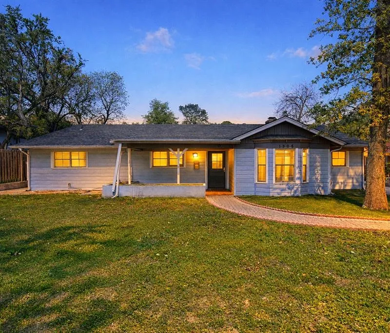 1305 W Grauwyler Road, Irving TX 75061