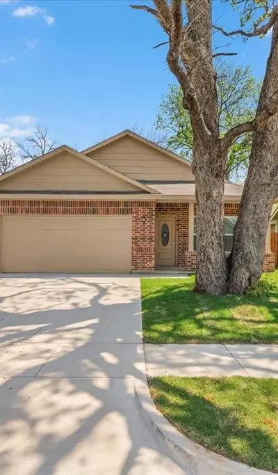 804 N Chandler Drive, Fort Worth TX 76111 - Photo 2